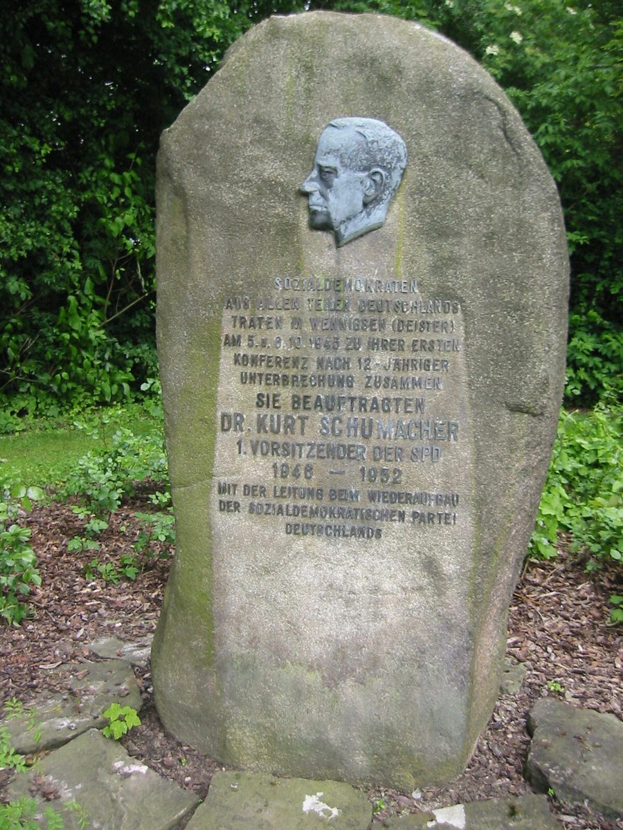 Gedenkstein für Kurt Schumacher in Wennigsen mit Bronzerelief und Inschrift zur Konferenz von 1945